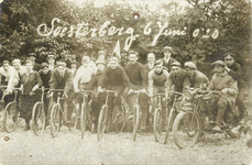 602644 Groepsportret van een aantal wielrenners tijdens een fietstocht te Soesterberg (gemeente Soest).